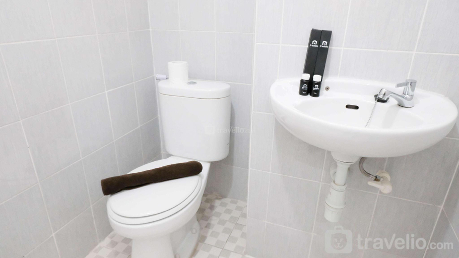 Bathroom, Modern and Homey 2BR Puncak Kertajaya By Travelio, Surabaya