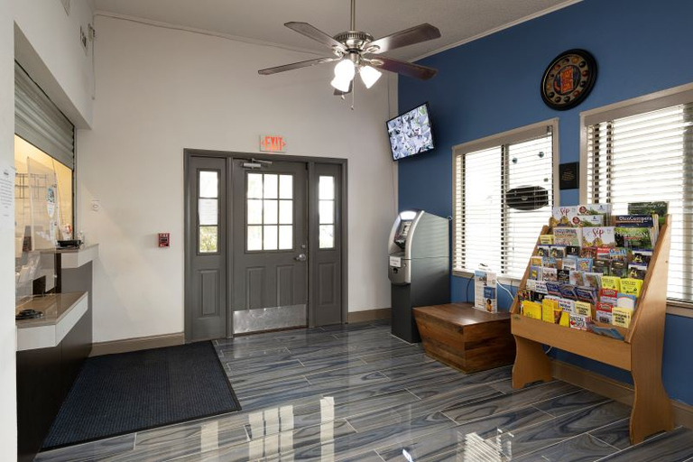 Public Area 4, Suburban Studios Mentor - Cleveland Northeast, Lake
