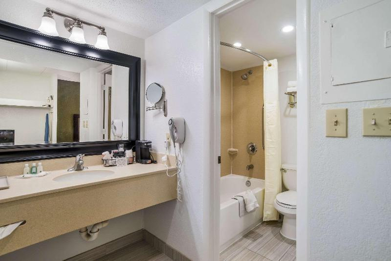 Bathroom 4, Quality Inn Mount Vernon Alexandria Area, Fairfax