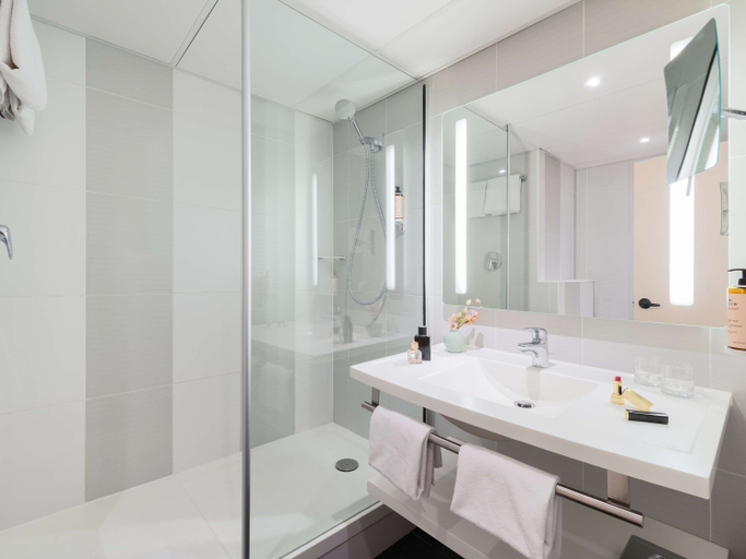 Bathroom 5, Mercure Paris Porte de Versailles Expo Hotel, Hauts-de-Seine