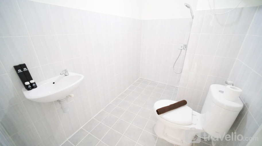 Bathroom 2, Best Tidy 2BR at Puncak Dharmahusada By Travelio, Surabaya