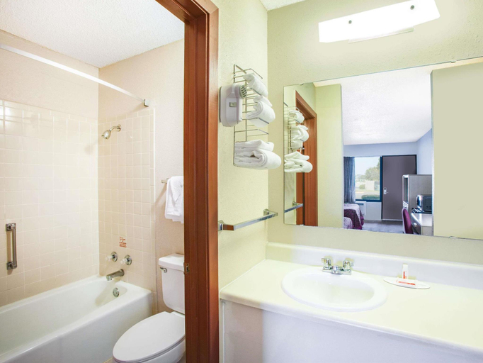 Bathroom 4, Days Inn By Wyndham Caddo Valley Arkadelphia, Clark