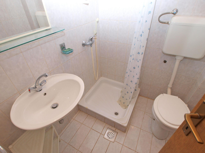 Bathroom 3, Apartment 727, Pula