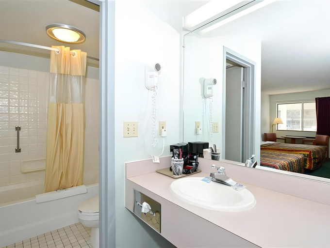Bathroom 5, Americas Best Value Inn St. Ignace, Mackinac