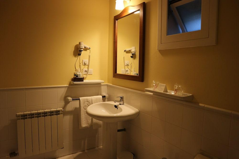 Bathroom 4, Virxe da Cerca (Pousadas de Compostela), A Coruña