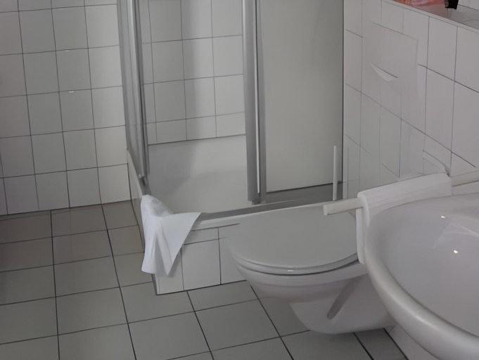 Bathroom 4, Hotel Societat, Kleve