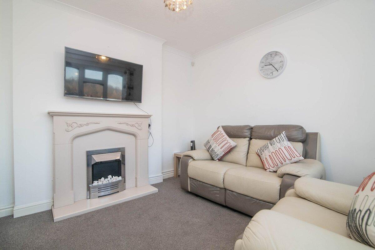 Others 5, Spacious two bed house with parking and garden, Dudley