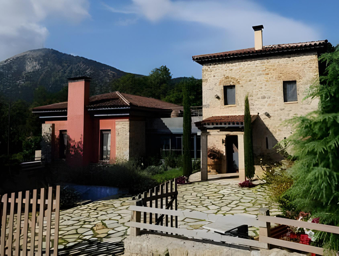 Exterior & Views
