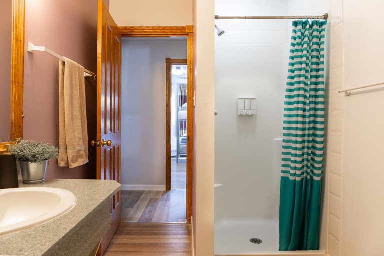 Bathroom 4, Samesun Banff, Division No. 15