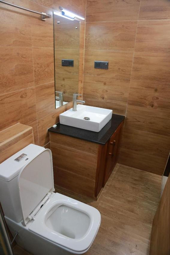 Bathroom 3, Estro Guest House, Negombo