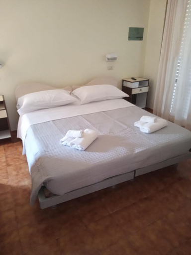 Bedroom 2, hotel Bonaria sul mare con parcheggio, Rimini