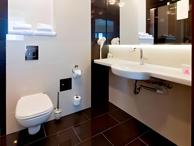 Bathroom 3, Hotel Symfonia Osjakow, Wieluń