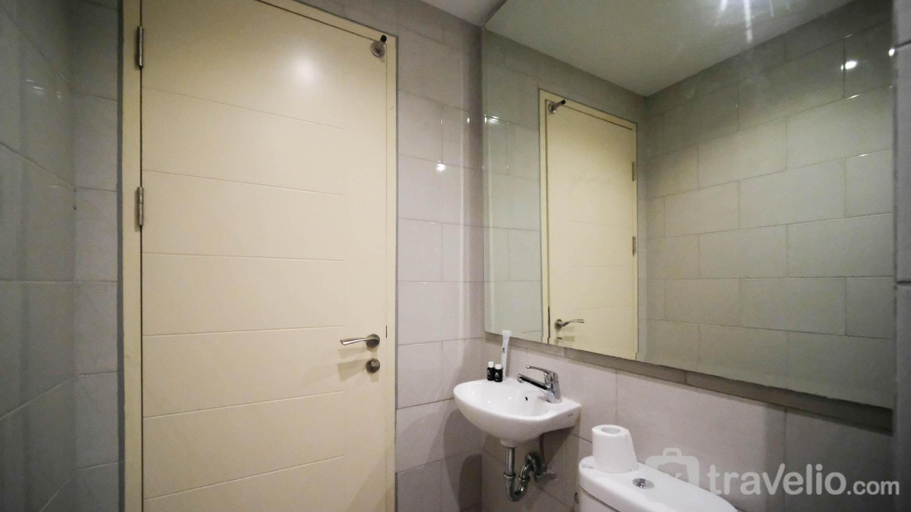 Bathroom, Studio at Benson Supermall Mansion Apt By Travelio, Surabaya
