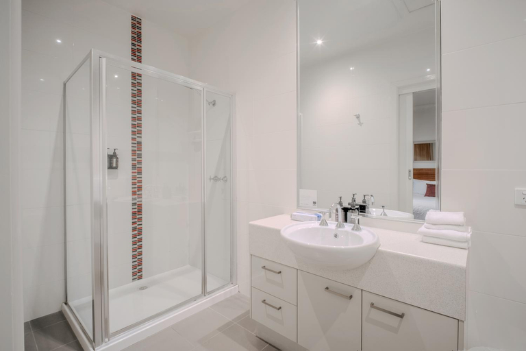 Bathroom 5, Wyndhamere Motel Shepperton, Shepparton