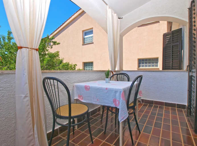 Others 4, Apartment 727, Pula