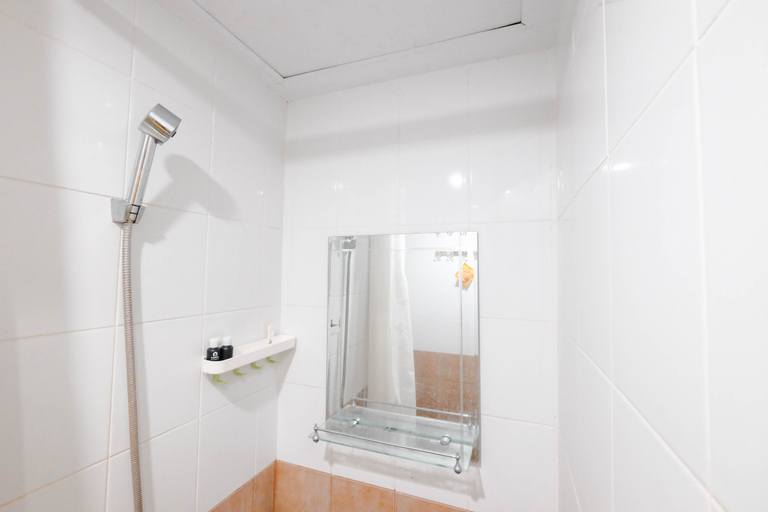 Bathroom 5, Neutral Tone 2BR at Green Pramuka City Apartment By Travelio, Jakarta Pusat