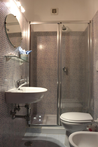 Bathroom 3, Ohana, Bari