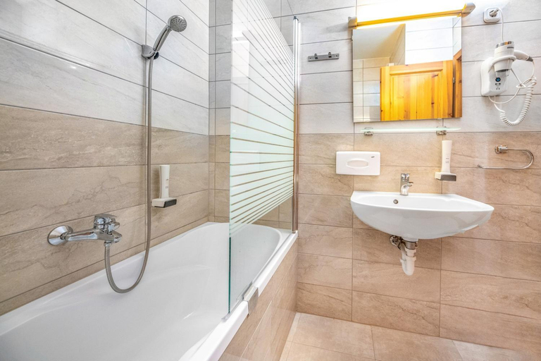 Bathroom 4, Corvin Hotel Budapest Residence, Budapesti