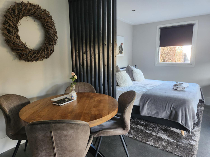 Others 4, B&B tRust, Barneveld