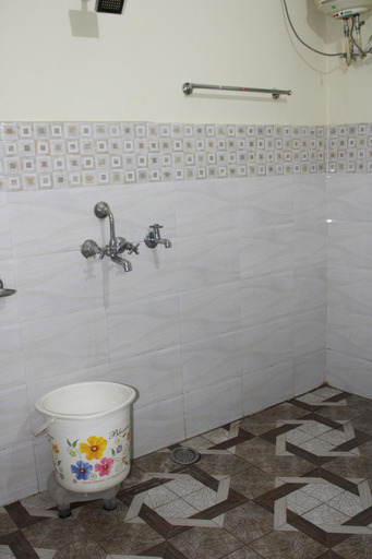 Bathroom 3, Hotel Diamond Leaf, Chandigarh