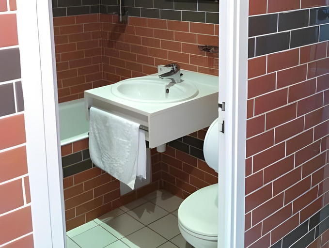 Bathroom 3, Les Chambres de l'Abbaye, Charente-Maritime