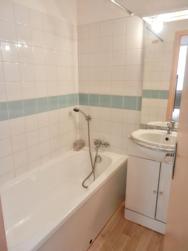 Others 4, Appartement spacieux a Allevard - 68 m² avec vue montagne, Isère