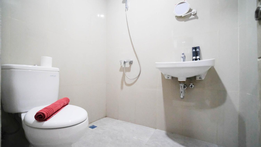 Bathroom, Studio at Grand Dharmahusada Lagoon By Travelio, Surabaya