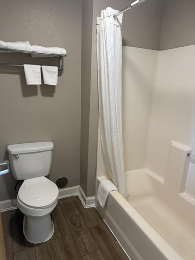 Bathroom 4, Super 8 By Wyndham Petersburg, Petersburg
