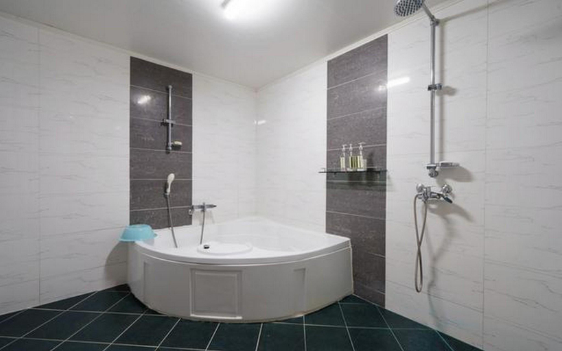 Bathroom 5, Tongyeong Yuns Hotel, Tongyeong
