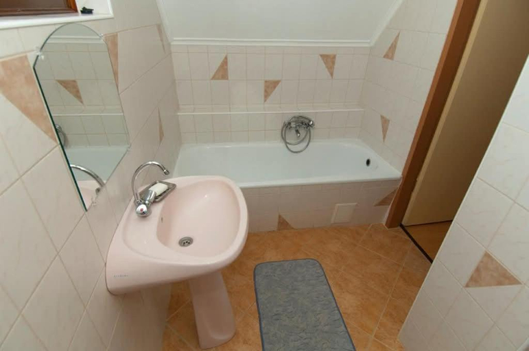 Bathroom 3, Sas-Feszek Vendeghaz, Eger