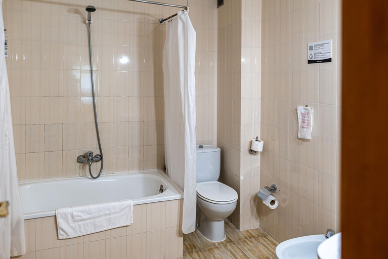 Bathroom 3, Hotel Alda Guijuelo, Salamanca