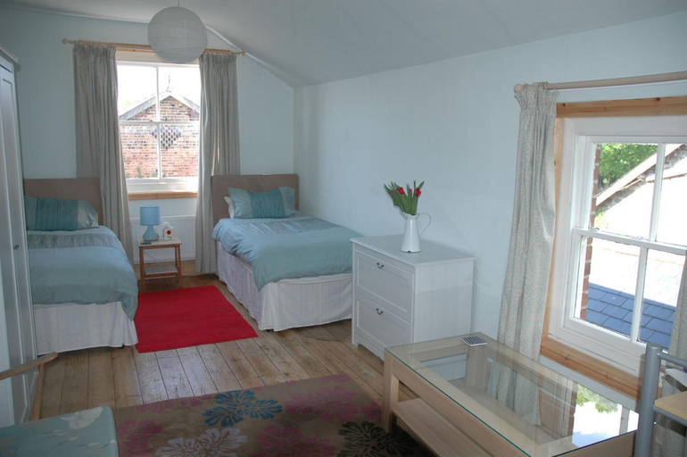 Others 4, Mid Wales Arts B&B, Powys