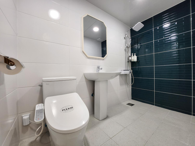 Bathroom 3, Seoul N hostel, Jung
