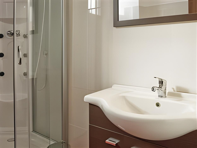 Bathroom 4, Coroana Brasovului, Brasov