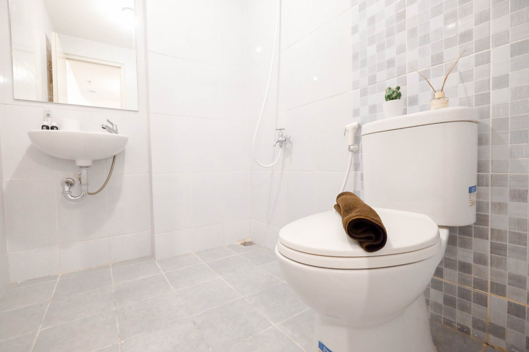 Bathroom 5, Basic 2BR Apartment near Tokyo HUB at Tokyo Riverside PIK 2 By Travelio, Tangerang