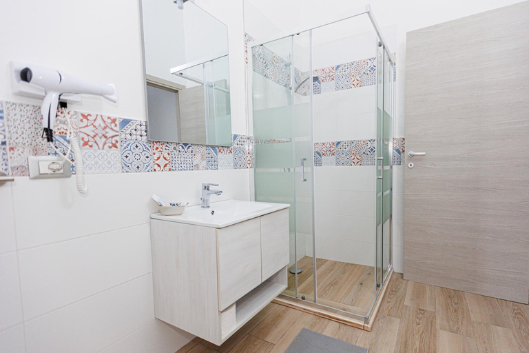 Bathroom 3, La Rosa di Sharon, Syracuse