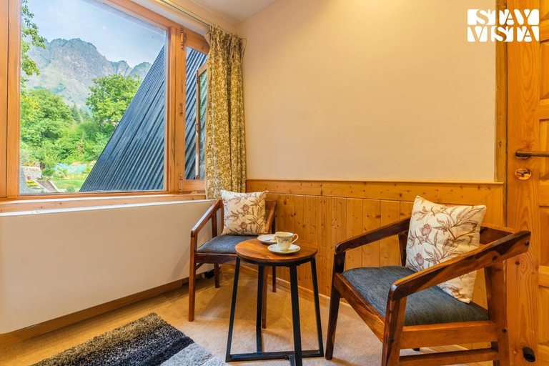 Others 5, StayVista at Alpha and Peek a boo with Lawn, BBQ, Aframe and Bonfire, Srinagar