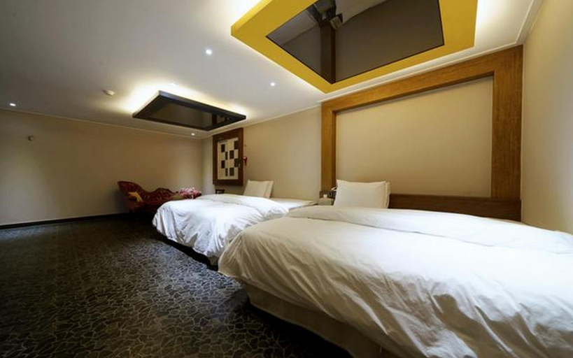 Bedroom 3, Tongyeong Yuns Hotel, Tongyeong
