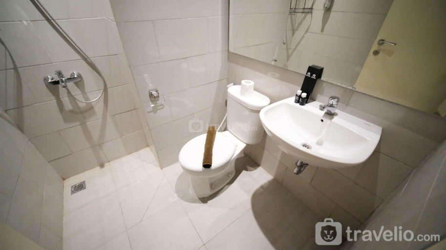 Bathroom 3, Enchanting 2BR SupermallMansion Benson By Travelio, Surabaya