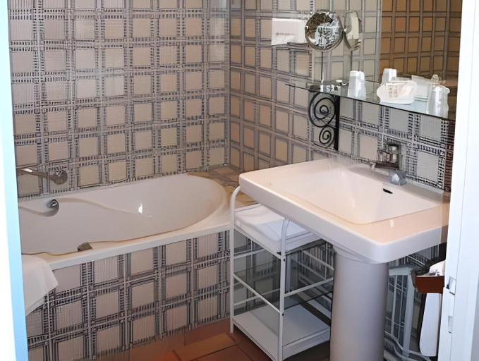 Bathroom 3, Logis Hotel le Relais du Bas Limousin, Corrèze