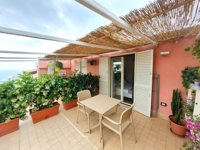 Others 5, Casa sulla Punta, Salerno