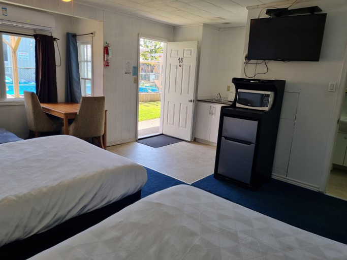 Others 5, Manor Motel, Lake Hurron