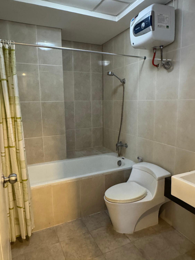 Bathroom 2, Apartments Trillium Residence 3BR, Surabaya