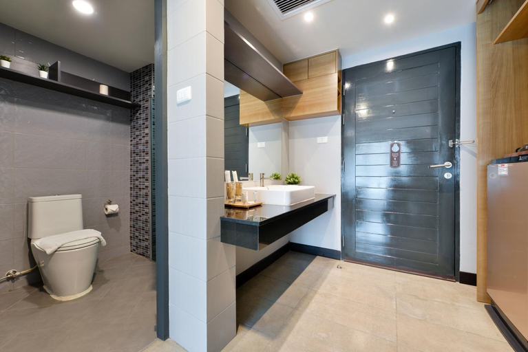 Bathroom 4, Raweewan Residence, Khan Na Yao