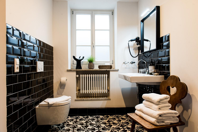 Bathroom 2, Kulturdenkmal der Gansbuhl auf der Stadtmauer, Ortenaukreis