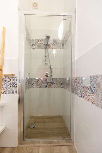 Bathroom 3, La Rosa di Sharon, Syracuse
