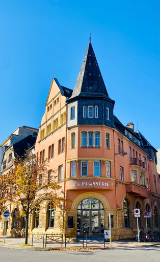 Exterior & Views