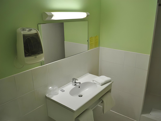 Bathroom 5, Hôtel du Rocher, Hérault