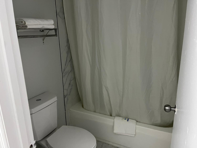 Bathroom, Rodeway Inn, Grady