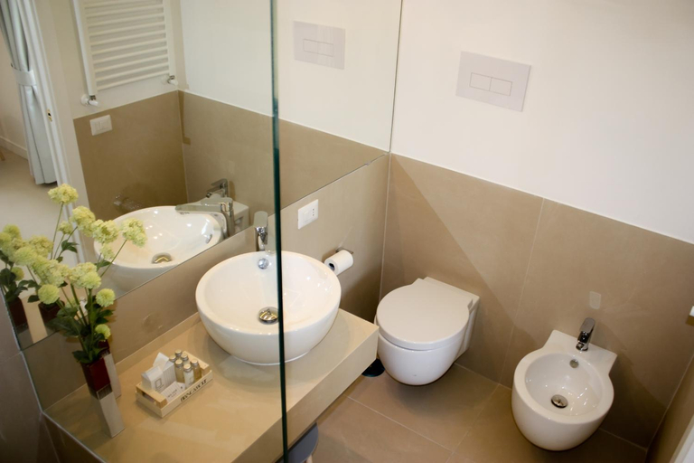 Bathroom 2, PETIT B&B - in centro a due passi dalla stazione e dai traghetti, Salerno